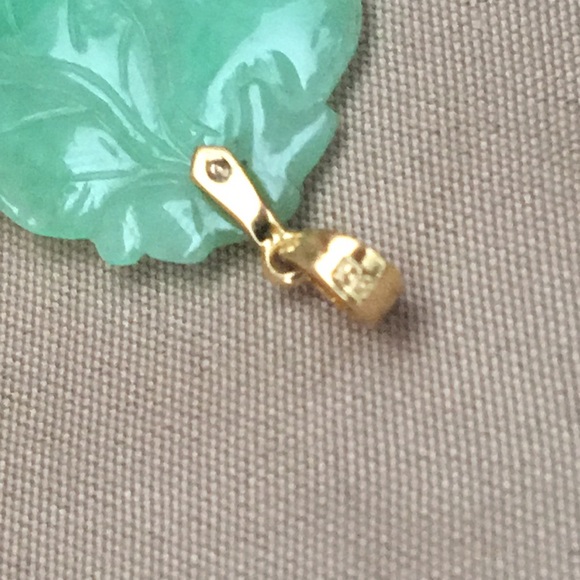 SALE! Apple Green Jade Peapod Carved Pendant. 14k! - Picture 3 of 4